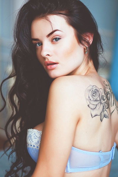 donna tatuata